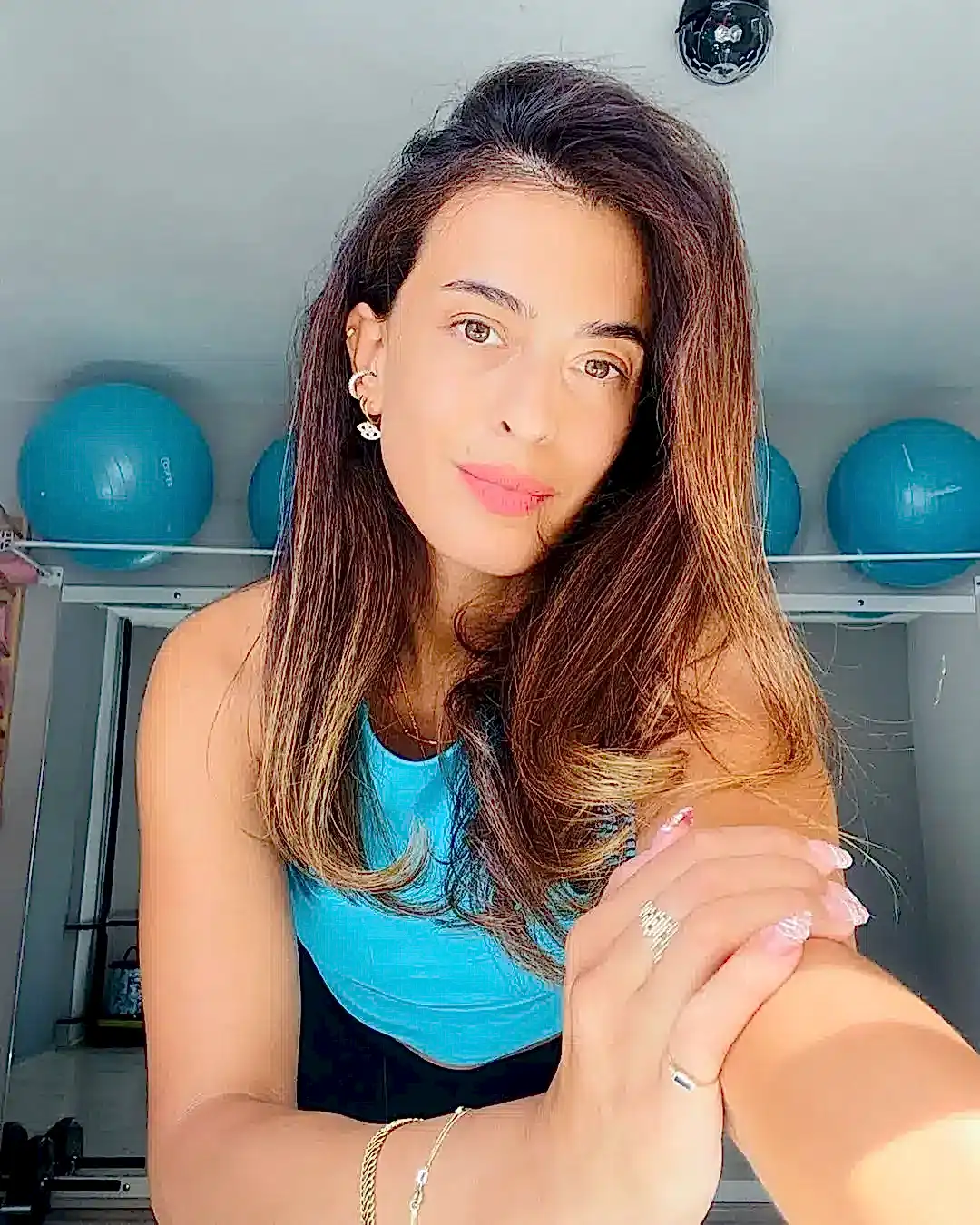 Pilates eğitmeni pozisyonunda, profesyonel duruşuyla stüdyoda