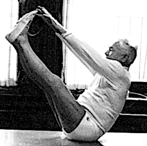 Joseph pilates zeminde esneme hareketi yapıyor